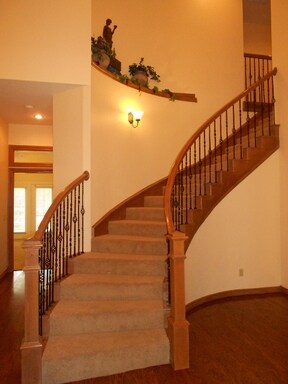 Building Photo - 3120 NE Colonial Dr