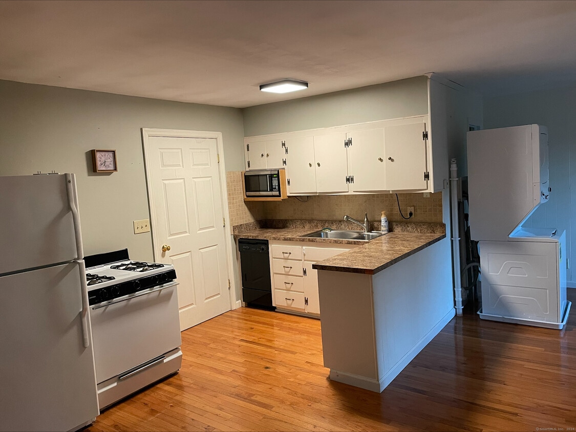 15 Kayview Ave Unit Top Floor, Bethel, CT 06801 Room for Rent in