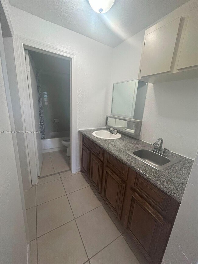 Foto del edificio - 6950 Miami Gardens Dr