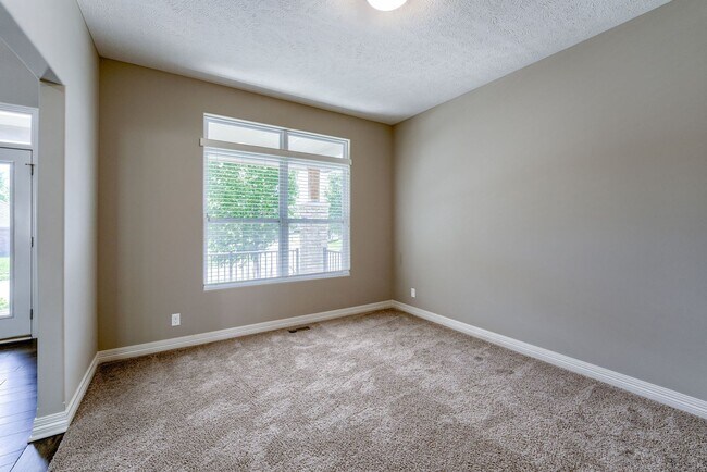 Building Photo - Stylish Living & Modern Comfort in Mission...