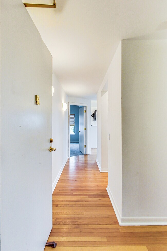 Building Photo - 7625 N Eastlake Terrace