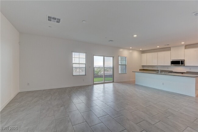 Building Photo - 600 Carriage Hill Dr