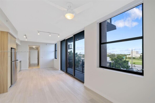 Foto del edificio - 555 NE 8th St