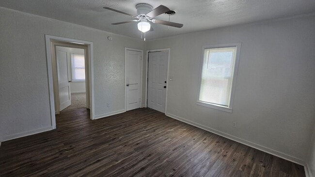 Building Photo - 3 Bed 1 bath home ready for immediate move in!