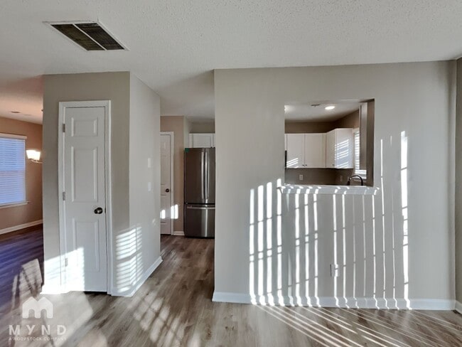 Building Photo - 1666 Hallmark Hills Dr