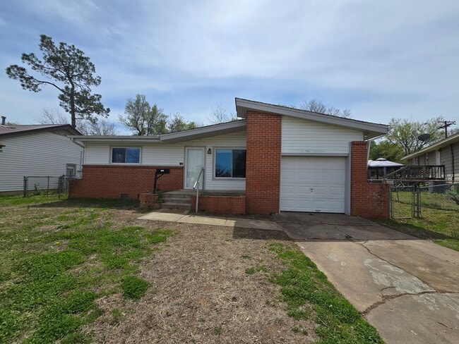 Building Photo - 3 bed 1 bath in Tecumseh!