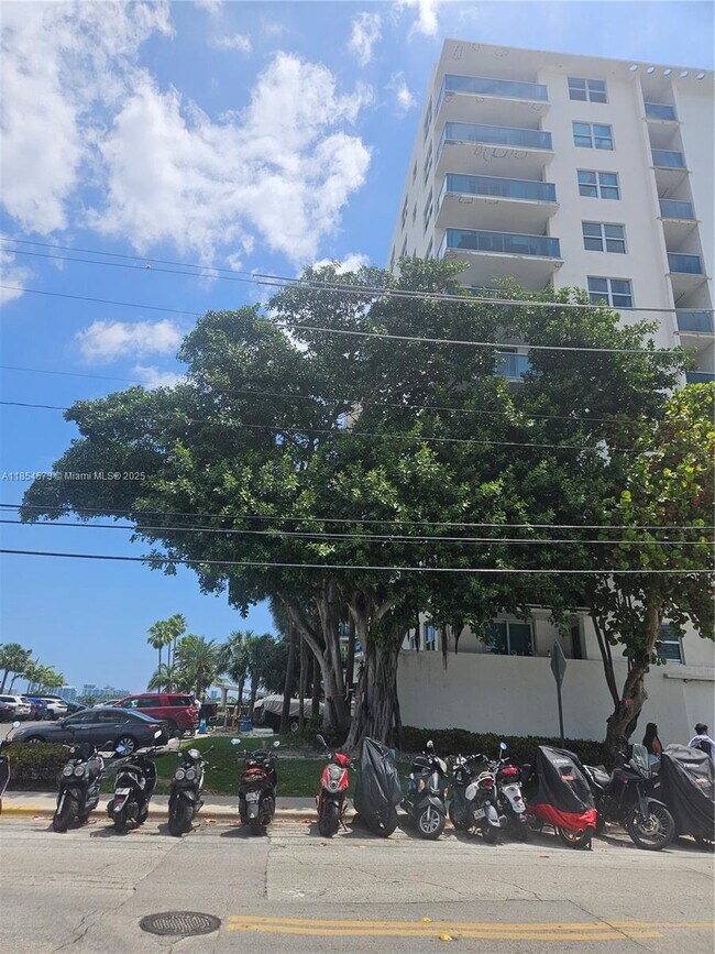 Foto del edificio - 7501 E Treasure Dr