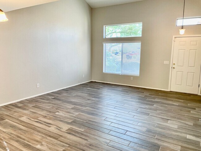 Building Photo - Beautifully renovated 3 bedroom/2.5 bathroom home in Tolleson!