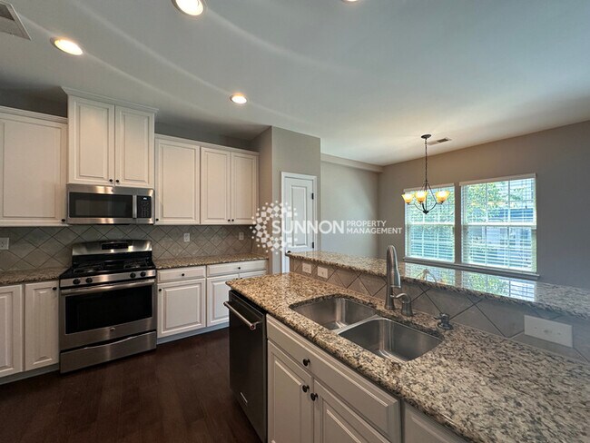 Building Photo - Updated 3 Bedroom Townhome in Bryant Park