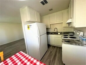 Building Photo - 82075 Country Club Dr