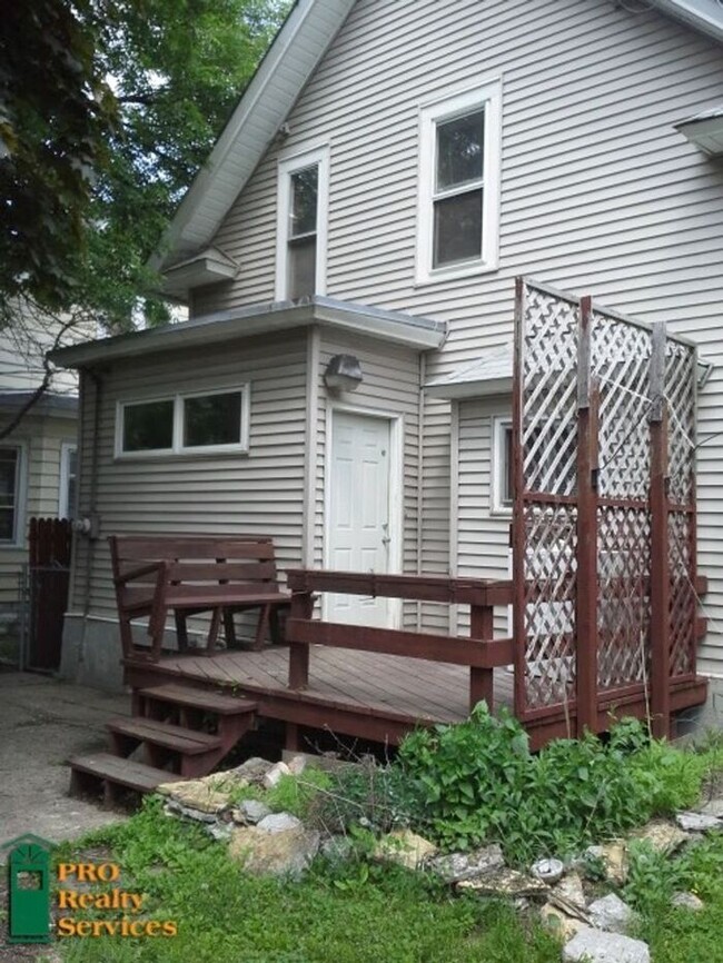 Building Photo - 3 Bedroom Home with Screened in Front Porch