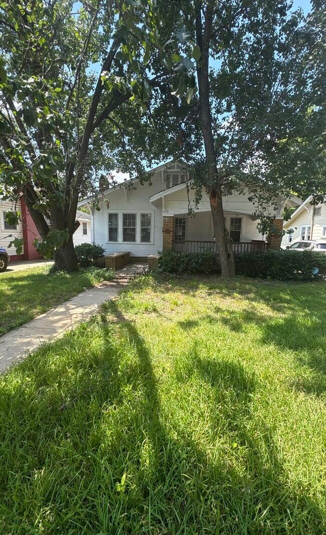 Building Photo - 1738 Damon St