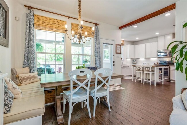 Foto del edificio - 404 Buttercup Creek Blvd