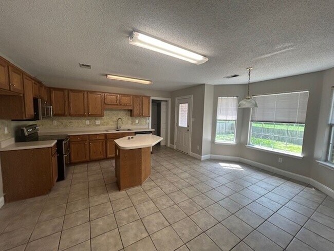 Foto del edificio - Overpark and Centerhill Schools; 4 BR