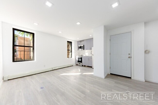 Foto del edificio - 4 Bed 3 bath Upper Duplex in Bed Stuy Townhouse!