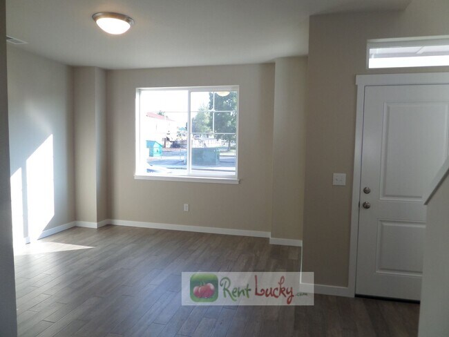 Foto del edificio - GORGEOUS!! Newer 3 Bedroom Home w/2-Car Ga...