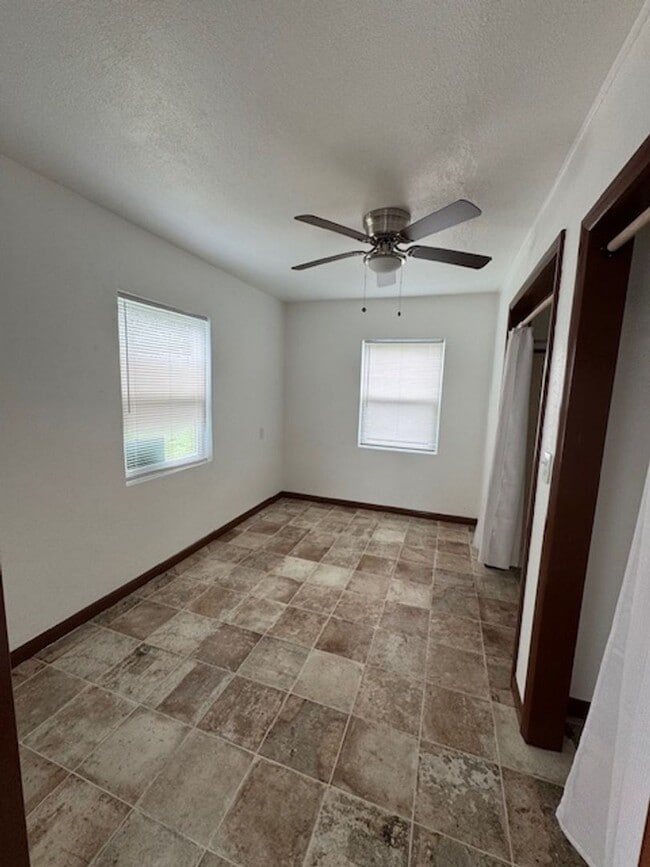 Building Photo - Cozy updated 1 bedroom with washer and dryer