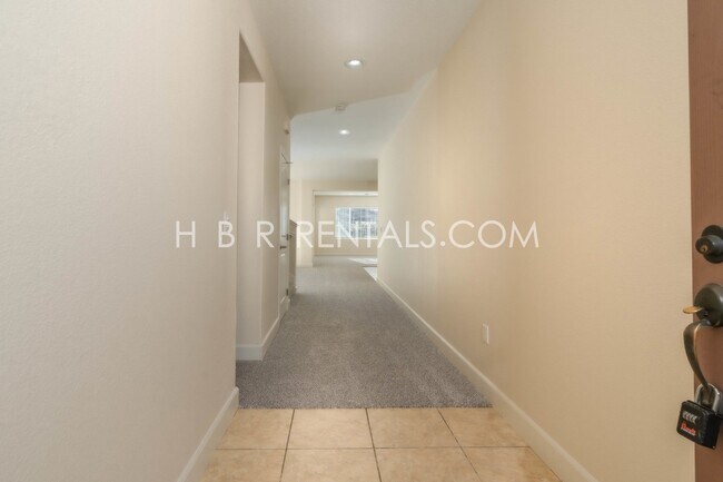 Foto del edificio - Spacious 4-Bed, 3-Bath Home with a Beautiful Garden in Mountain House! *FIRST FLOOR BEDROOM and F...