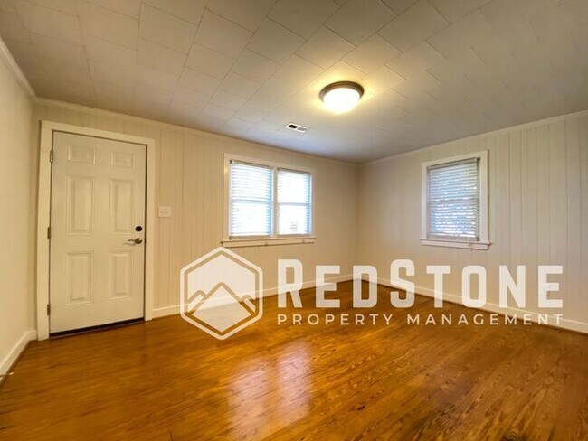 Building Photo - 2 Bedroom, 1 Bath - House