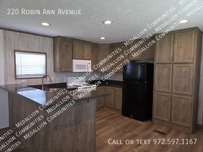 Building Photo - 220 Robin Ann Ave