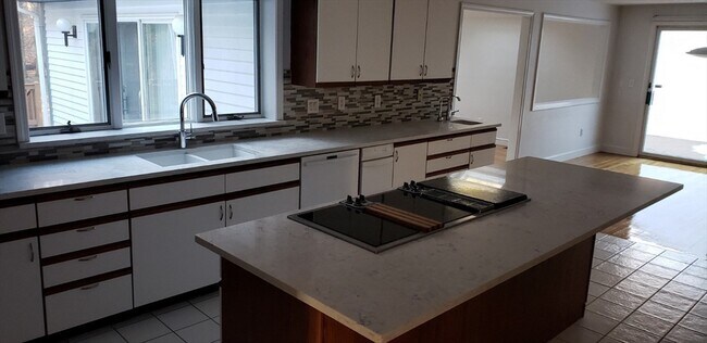Foto del edificio - 109 E Emerson Rd