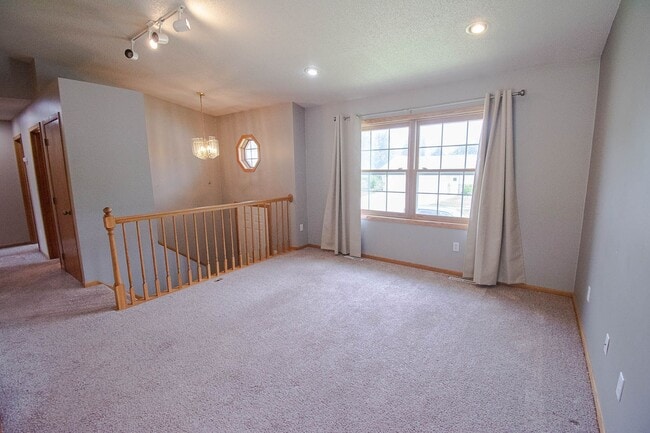 Building Photo - Pet friendly Country Club Manor home with fenced yard!