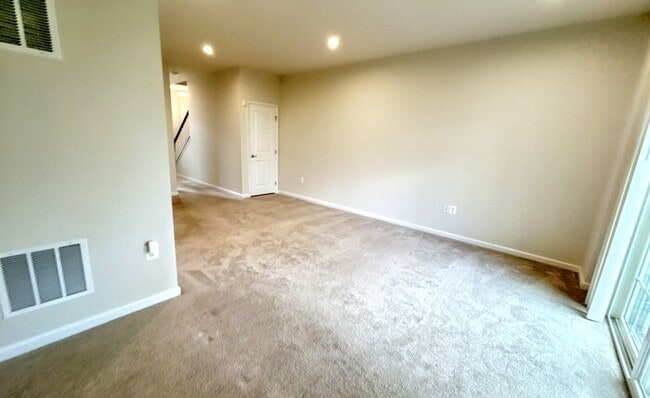 Building Photo - 502 River Crest Way