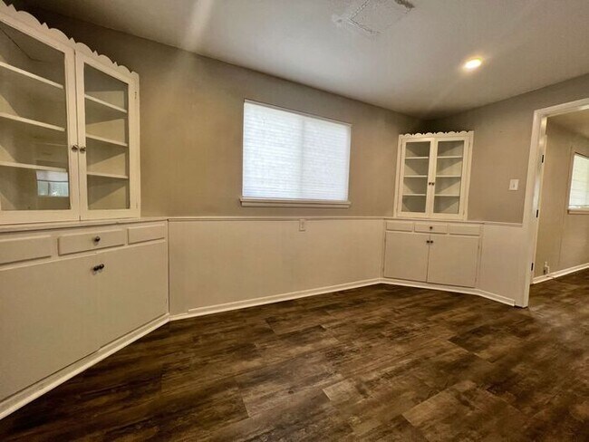 Building Photo - Beautifully Updated 2 Bed 1 Bath House Nea...