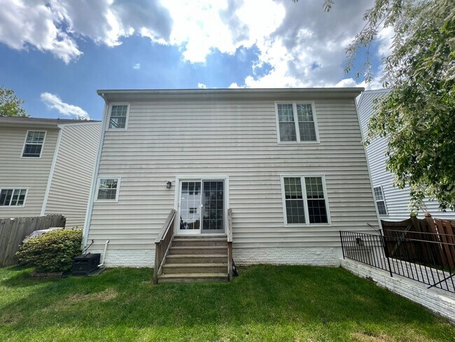 Building Photo - Impressive 4 Bedroom 3.5 Single-Family Hom...