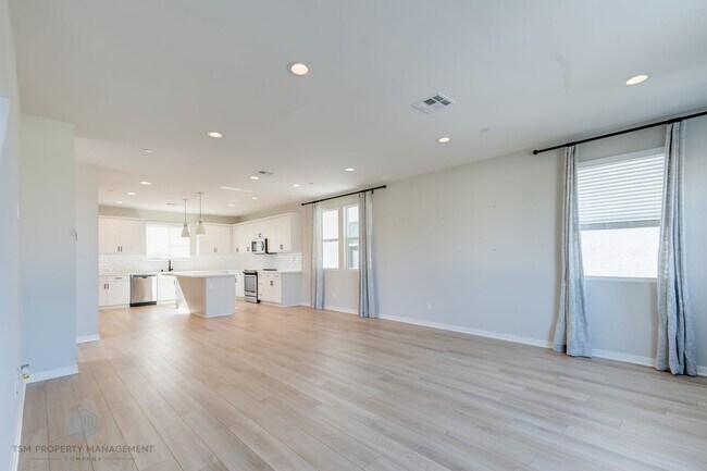 Building Photo - Beautiful 4 Bed 3.5 Bath Single Family House in Stanton