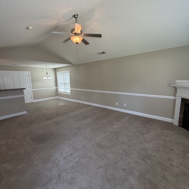 Foto del edificio - 2552 Saddleback Dr