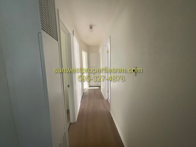 Foto del edificio - 3011 E Edgecliff Dr
