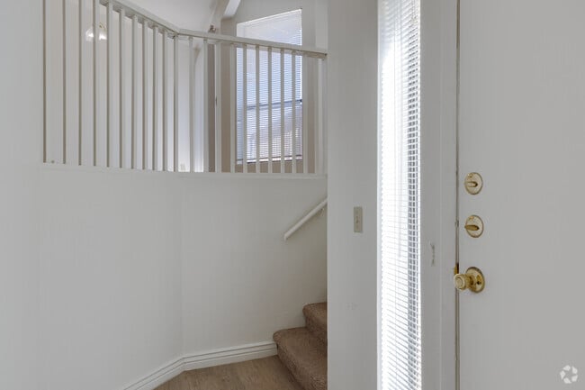2BR, 2BA - 1,219SF - Entryway - Glen at Mesa
