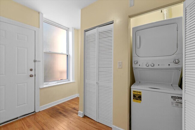 Foto del edificio - 2254 W Adams St