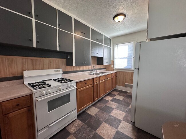 Foto del edificio - 2 Bedroom house with 1 car detached garage $825 per month