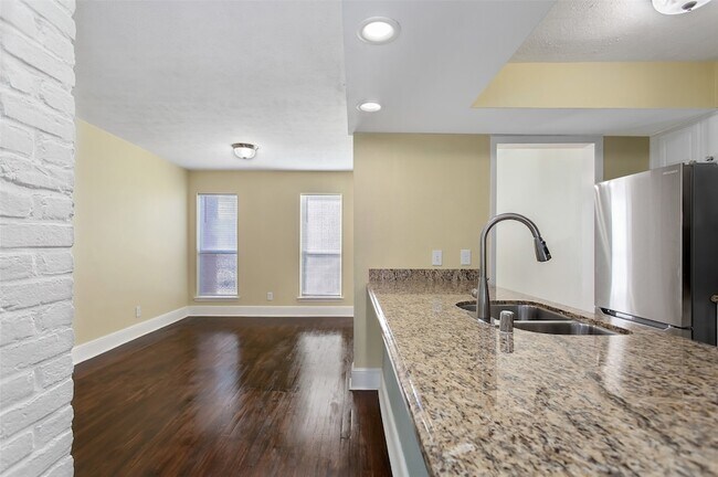 Foto del edificio - 5904 Sandhurst Ln