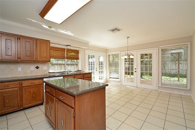 Building Photo - 33 N Deerfoot Cir