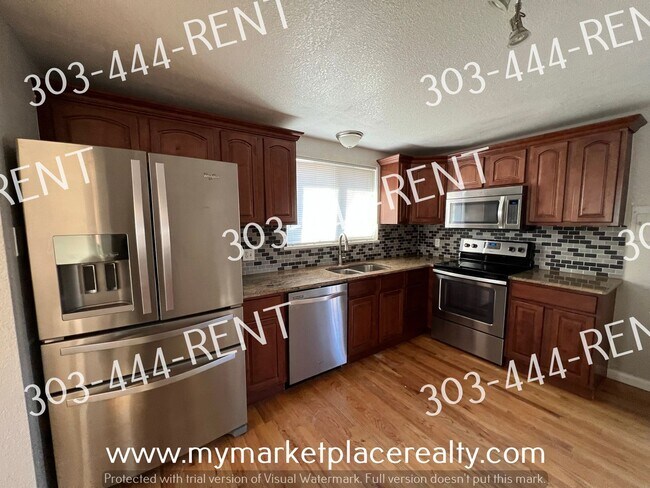 Foto del edificio - 5 Bedrooms & 2 Bathrooms walking distance to the Sheridan Light Rail Station!