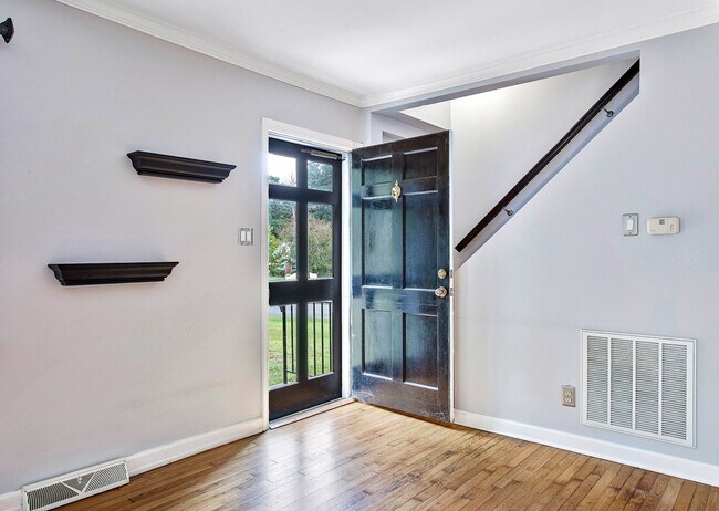 Building Photo - 1006 Willow Lawn Dr