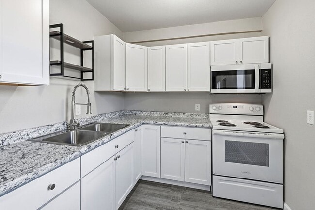 Building Photo - Beautiful completely renovated 2 bed 1 bath townhouse for rent!