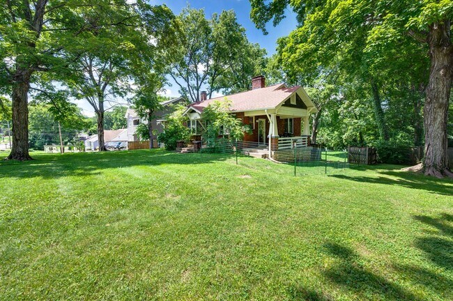 Building Photo - Charming 3BR/2BA Brick Cottage in the Hear...