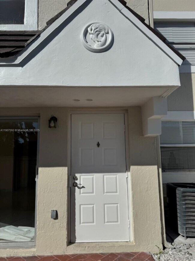 Foto del edificio - 4570 SW 68th Ct Cir