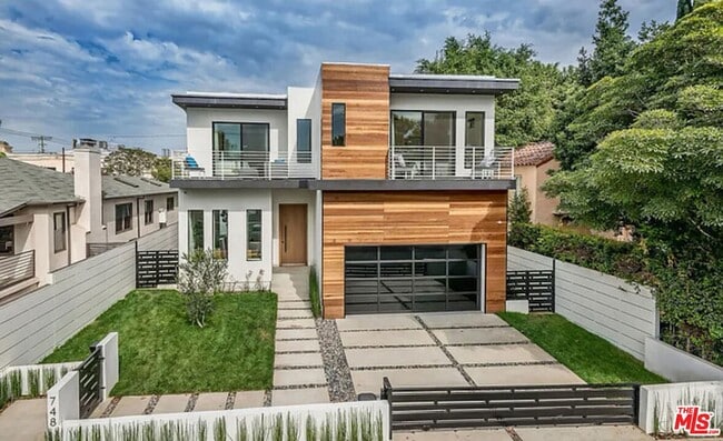 Photo - 748 N Detroit St House