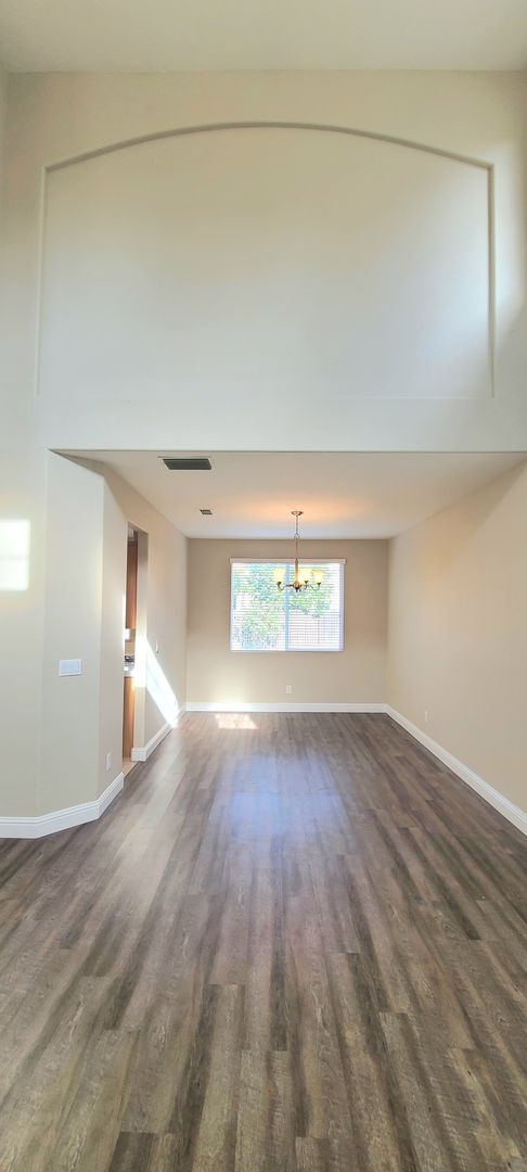 Building Photo - Gorgeous and Spacious!  This 4bd/2.5bth Si...