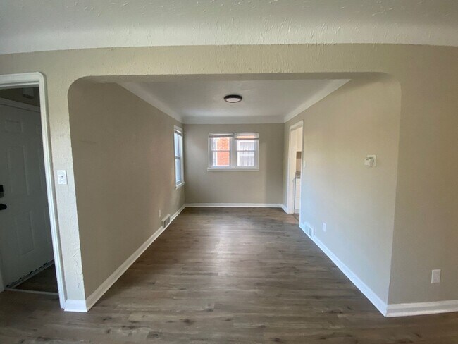 Building Photo - This beautifully updated 3-bedroom, 1-bath...
