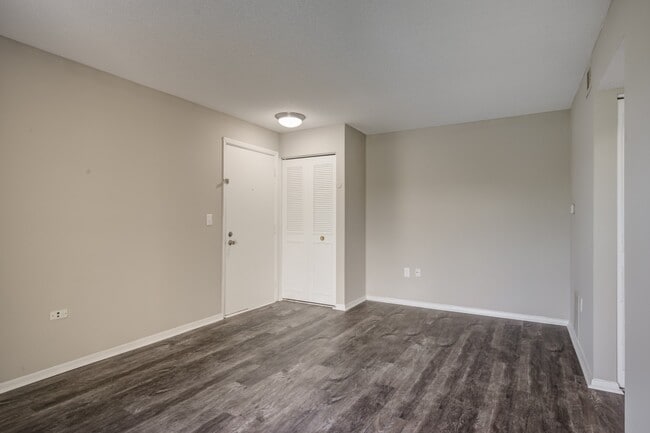 Building Photo - Lakeside Crossing at Eagle Creek Apartments and Townhomes