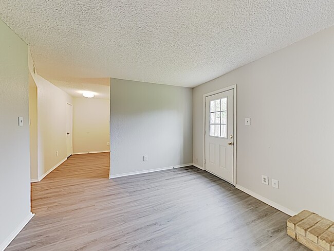Building Photo - 852 NW Summercrest Blvd
