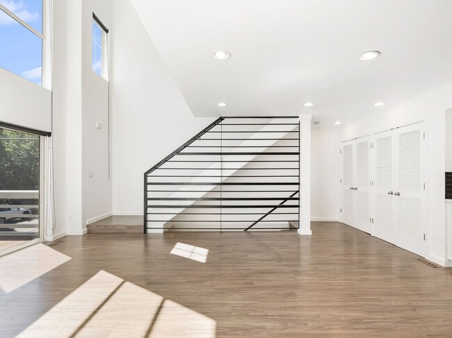 Foto del edificio - Fully renovated 2 level/2 bed/2 bath pearl...