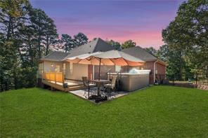Gated backyard with large deck and pool/spa combo - 1 Dent Ln