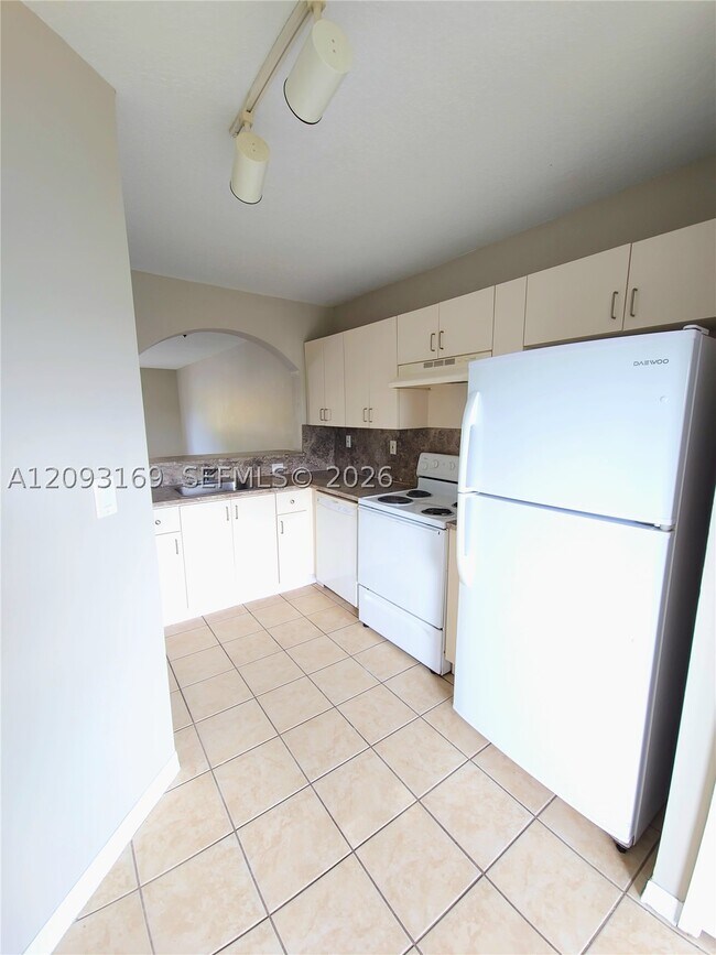 Building Photo - 990 NE 33rd Terrace